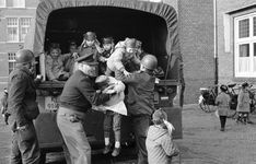 127254 Afbeelding van de aankomst van schoolkinderen per legertruck op de Kromhoutkazerne (Prins Hendriklaan 89) te ...